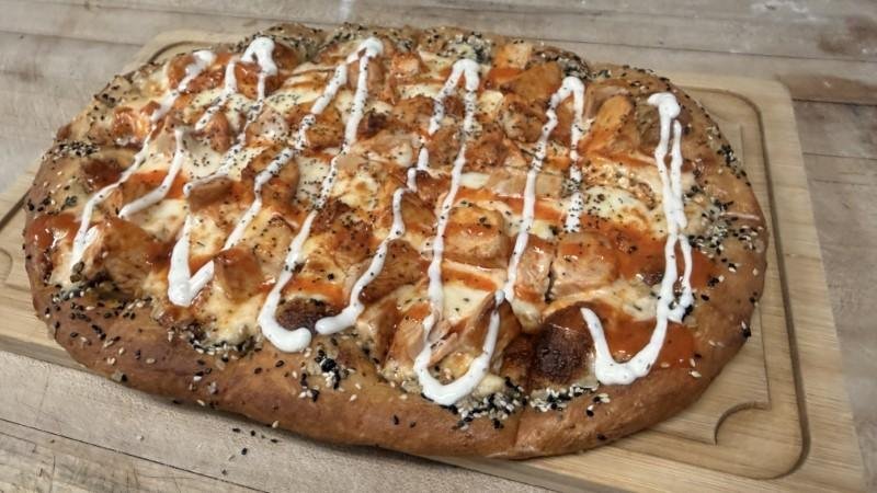 🦃 Buffalo Turkey Flatbread Pizza — A Thanksgiving Twist Worth Sharing