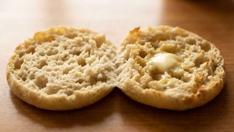 The Griddled Muffin That Isn’t English: How Samuel Bath Thomas Smuggled a Nook-and-Cranny Formula from Plymouth and Turned It Into the Diner’s Most Abused Bread